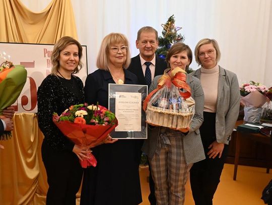 Jubileusz 25-lecia Powiatowej Biblioteki Publicznej w Krasnymstawie Zdjęcie przedstawia delegację Gminy Fajsławice podczas Jubileuszu 25-lecia działalności Powiatowej Biblioteki Publicznej w Krasnymstawie, która odbyła się 16 grudnia 2025r.