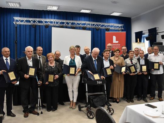 Jubileusz 35-lecia działalności Towarzystwa Przyjaciół Fajsławic Zdjęcie przedstawia Jubileusz 35-lecia działalności Towarzystwa Przyjaciół Fajsławic, który odbył się 27 września 2025r., w sali widowiskowej Gminnego Ośrodka Kultury w Fajsławicach