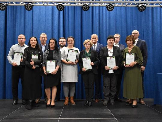 Zdjęcie przedstawia uroczystość Jubileuszu 35-lecia Samorządu Gminy Fajsławice, która odbyła się 14 listopada 2025r. w sali widowiskowej Gminnego Ośrodka Kultury w Fajsławicach