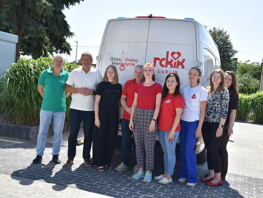 Zdjęcie przedstawia ekipę Regionalnego Centrum Krwiodawstwa i Krwiolecznictwa w Lublinie podczas terenowej Akcji poboru krwi w Gminie Fajsławice, która odbyła się 26 lipca 2026r.