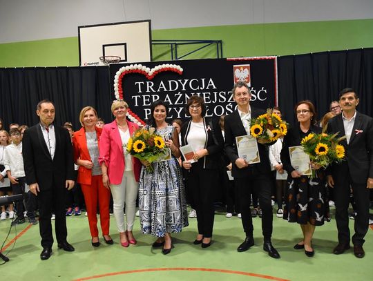 Zdjęcie przedstawia koncert edukacyjno-patriotyczny „TRADYCJA, TERAŹNIEJSZOŚĆ, PRZYSZŁOŚĆ. OCALIĆ OD ZAPOMNIENIA.2.0.”, który odbył się 6 października 2023r. w Szkole Podstawowej im. Powstańców Styczniowych w Fajsławicach