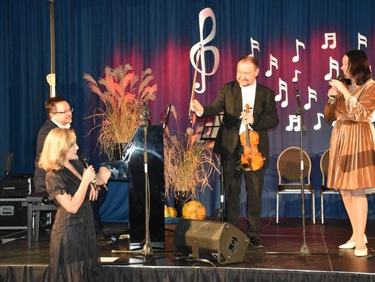 Zdjęcie przedstawia koncert w ramach programu "Efekt Chopina", który odbył się 16 października 2026r. w sali widowiskowej Gminnego Ośrodka Kultury w Fajsławicach