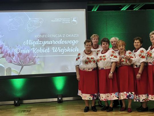 Zdjecie przedstawia Gminne Stowarzyszenie Aktywnych Kobiet w Fajsławicach podczas konferencji „Z tradycją w nowoczesność" zorganizowanej z okazji Międzynarodowego Dnia Kobiet Wiejskich, która odbyła się 19 października 2026r. w Lubelskim Centrum Konferencyjnym
