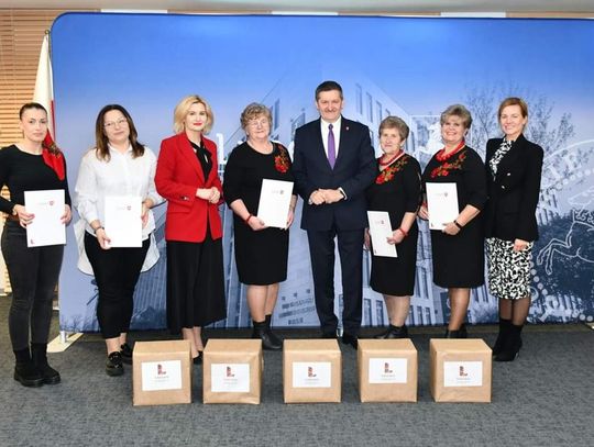 Zdjęcie przedstawia rozdanie nagród w konkursie "Domowe pączki", które odbyło się 4 marca 2024r. w Lublinie