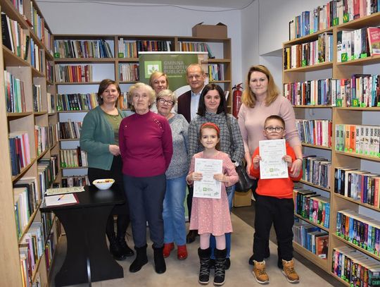 Zdjęcie przedstawia rozstrzygnięcie konkursu na Najaktywniejszego Czytelnika w roku 2025, które odbyło się 28 stycznie 2026r. w Gminnej Bibliotece Publicznej w Fajsławicach