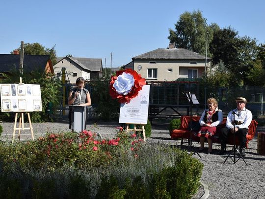 Zdjęcie przedstawia IX edycję Narodowego Czytania, która odbyła się 11 września 2023r., na skwerku przy budynku Gminnego Ośrodka Kultury w Fajsławicach