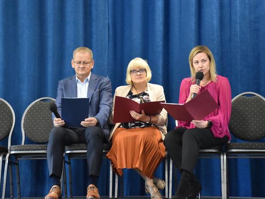 Zdjęcie przedstawia akcję Narodowego czytania, która odbyła się 11 września 2026r. w sali widowiskowej Gminnego Ośrodka Kultury w Fajsławicach