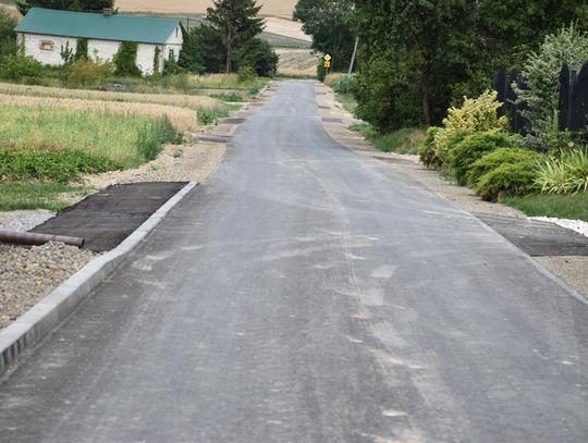 Zdjęcie przedstawia Nowo wybudowaną drogę gminną Nr 109628L w Siedliskach Drugich