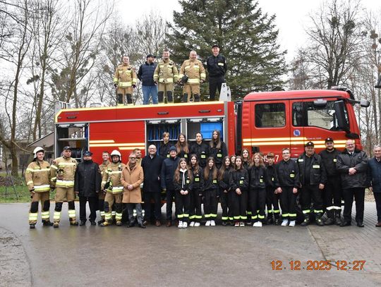 Nowy wóz strażacki dla OSP Fajsławice Zdjęcie przedstawia powitanie nowego wozu strażackiego dla jednostki OSP Fajsławice, które odbyło się 12 grudnia 2025r.