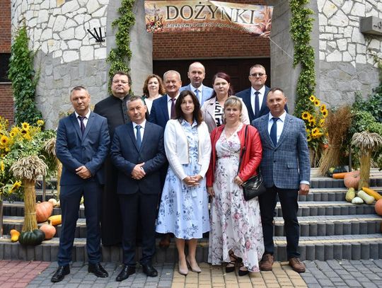 Zdjęcie przedstawia uczestników Parafialnego Święta Plonów w Siedliskach Drugich, które odbyło się 24 sierpnia 2025r.