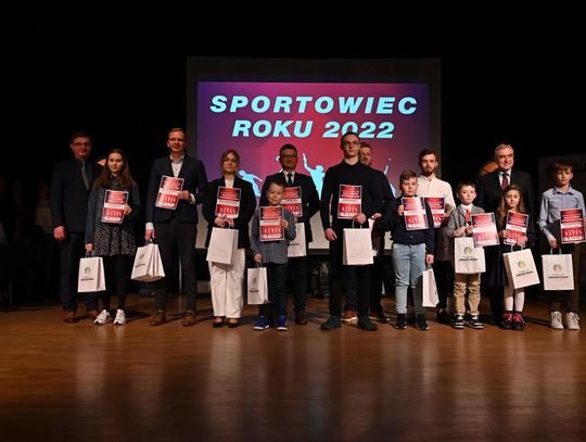 Zdjęcie przedstawia Laureatów Plebiscytu sportowego, którego rozstrzygnięcie odbyło sie 24 marca 2023r. w sali widowiskowej Krasnostawskiego Domu Kultury