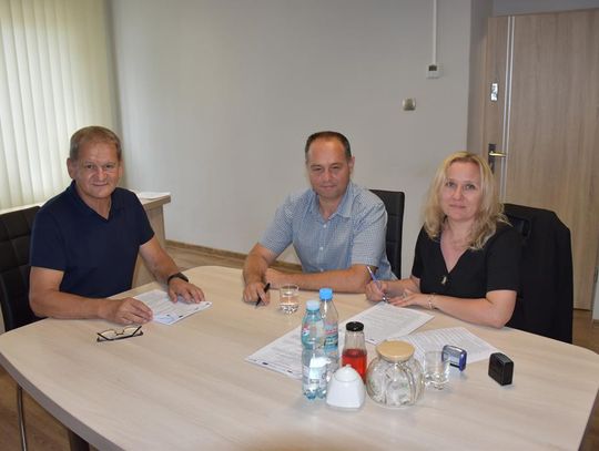 Zdjęcie przedstawia podpisanie przez Wójta Gminy Fajsłąwice umowy z firmą WODROL Sp. z o.o. na realizację zadania związanego z modernizacją sieci wodociągowej w Gminie Fajsławice, 1 sierpnia 2025r.