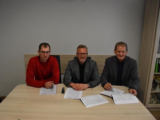 Zdjęcie przedstawia podpisanie umowy z wykonawcą zadania związanego z zagospodarowaniem terenu w centrum Gminy Fajsławice w celu poprawy retencji wód opadowych, które odbyło się 20 marca 2026r.