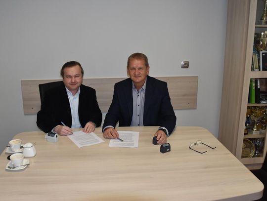 Podpisanie umowy na opracowanie dokumentacji hydrologicznej dla nowego ujęcia wody w Ignasinie Zdjęcie przedstawia podpisanie umowy na opracowanie dokumentacji hydrologicznej dla nowego ujęcia wody w Ignasinie, które odbyło się 27 lutego 2026r.