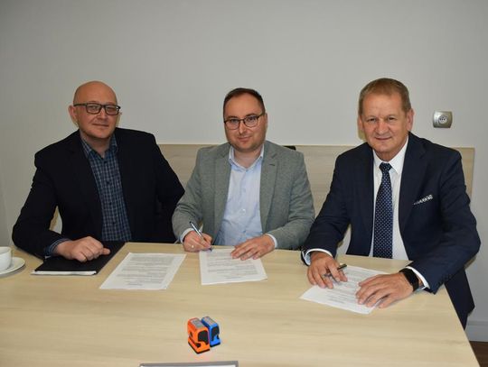 Podpisanie umowy z wykonawcą budowy drogi gminnej w Siedliskach Drugich Podpisanie umowy z wykonawcą budowy drogi gminnej w Siedliskach Drugich, które odbyło się 10 kwietnia 2026r.