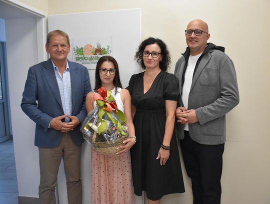 Zdjęcie przedstawia podziękowania  od przedstawicieli Samorządu gminy Fajsławice dla Dyrektor Gminnego Żłobka "Małe Ziółka" w Boniewie, które przekazano 31 sierpnia 2026r.