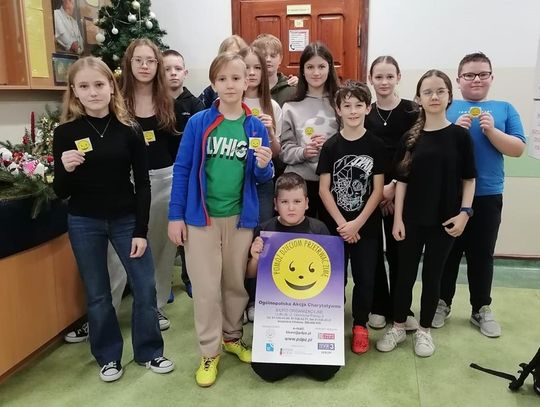 „Pomóż Dzieciom Przetrwać Zimę” – akcja, która jednoczy Gminę Fajsławice Zdjęcie przedstawia uczniów Szkoły Podstawowej im. bł. Jana Pawła II w Siedliskach Drugich