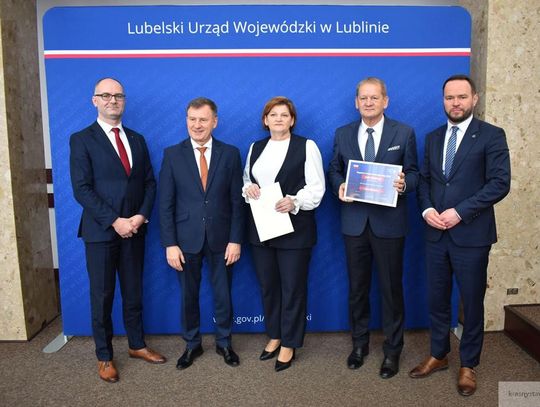 Powstanie nowa droga w Siedliskach Drugich Zdjęcie przedstawia podpisanie umowy na dofinansowanie zadania "Budowy drogi gminnej 109628L w Siedliskach Drugich", które odbyło się 10 kwietnia 2026r. w Delegaturze Lubelskiego Urzędu Wojewódzkiego w Chełmie