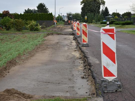Zdjęcie przedstawia budowę chodnika przy drodze powiatowej w Woli Idzikowskiej