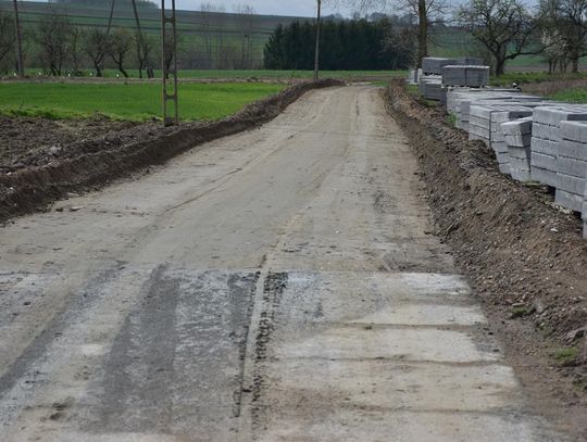 Zdjęcie przedstawia przebudowę drogi gminnej w Siedliskach Pierwszych