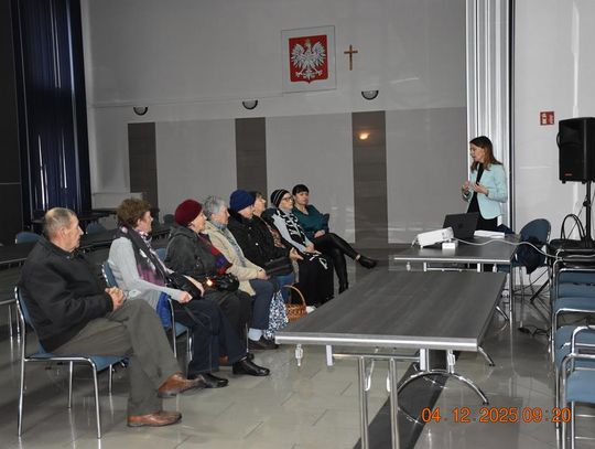 Spotkanie w sprawie opasek bezpieczeństwa dla seniorów Zdjęcie przedstawia spotkanie w sprawie opasek bezpieczeństwa dla seniorów, które odbyło się 4 grudnia 2025r. w sali obrad Urzędu Gminy Fajsławice