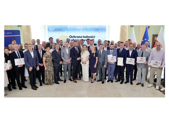 Zdjęcie przedstawia uczestników spotknia, podczas ktorego podpisano umowy na zadania z zakresu Ochrony Ludności i obrony Cywilnej, które odbyło się 29 czerwca 2026r. w sali kolumnowej Lubelskiego Urzędu Wojewódzkiego