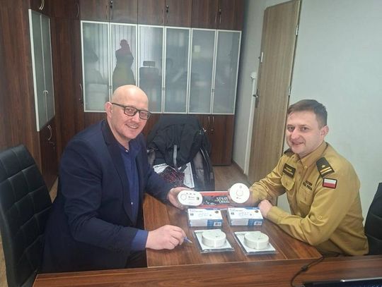 Zdjecie przedstawia przekazanie czujników dymu oraz tlenku węgla dla Gminy Fajsławice, które odbyło się 13 lutego 2026r.