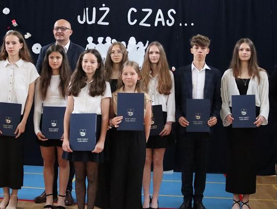 Zdjęcie przedstawia uczniów nagrodzonych Stypendiami Wójta Gminy Fajsławice podczas uroczystości zakończenia roku szkolnego w dniu 27 czerwca 2025r. w Szkole Podstawowej im. bł. Jana Pawła II w Siedliskach Drugich