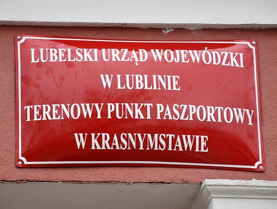 Zdjęcie przedstawia tabliczkę informujaca o terenowym Punkcjie Paszportowym w Krasnymstawie