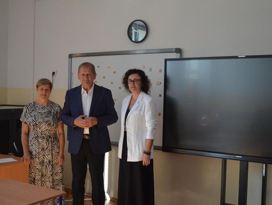 Uczniowie Szkole Podstawowej w Siedliskach Drugich z nowoczesnym laboratorium AI