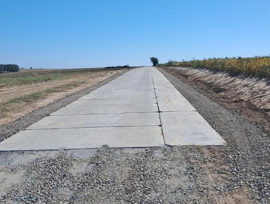 Zdjęcie przedstawia nowo wybudowaną drogę dojazdową do gruntów rolnych w miejscowości Suchodoły