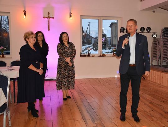 Zdjęcie przedstawia uroczyste otwarcie odnowionej remizy OSP w Woli Idzikowskiej, które odbyło się 22 listopada 2025r.