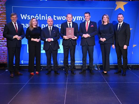 Uroczyste wręczenie umów na zadania dotyczące zrównoważonej gospodarki wodno-ściekowej Zdjęcie przedstawia Uroczyste wręczenie umów w ramach Działania 3.4. "Zrównoważona gospodarka wodno-ściekowa", które odbyło się 9 kwietnia 2026r. w Centrum Spotkania Kultur w Lublinie