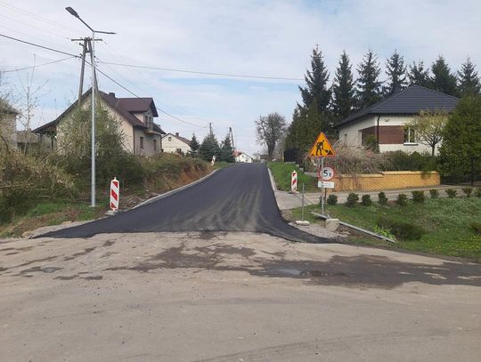 Zdjęcie przedstawia prace remontowe na drodze gminnej w Suchodołach