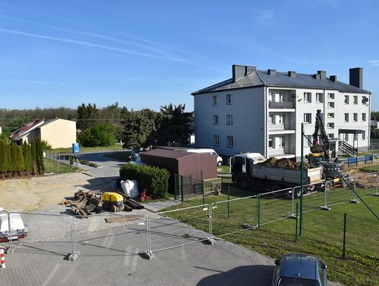Zdjęcie przedstawia prace budowlane przy budynku Urzędu Gminy Fajsławice