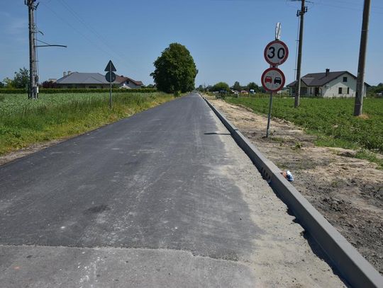 Zdjęcie przedstawia prace nad przebudową drogi gminnej w Fajsławicach
