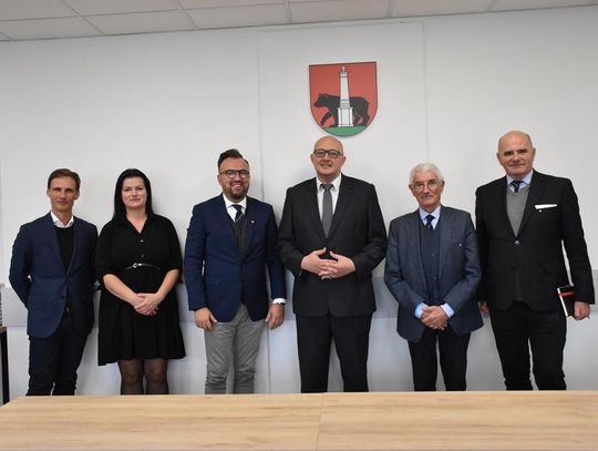 Zdjęcie przedstawia wizytę delegacji Austriackiego Czarnego Krzyża w Gminie Fajsławice, która odbyła się 14 października 2026r.
