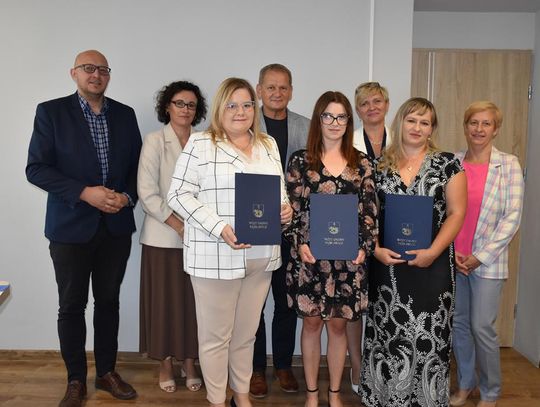 Zdjęcie przedstawia wręczenie aktów nadania stopnia awansu zawodowego nauczycielom z gminnych placówek oświatowych, które odbyło się 26 sierpnia 2025r. w Urzędzie Gminy Fajsławice