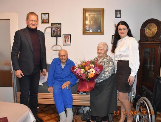 Wyjątkowy Jubileusz 75-lecia małżeństwa Państwa Róży i Kazimierza Pełczyńskich Zdjęcie przedstawia wizyte przedstawicieli Samorządu Gminy Fajsławice u Państwa Pełczyńskich z okazji ich Jubileuszu 75-lecia Pożycia Małżeńskiego