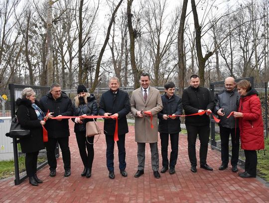 Zdjęcie przedstawia uczestników otwarcia nowo wybudowanej stacji podciśnieniowej w miejscowości Suchodoły, które odbyło się 27 listopada 2024r.