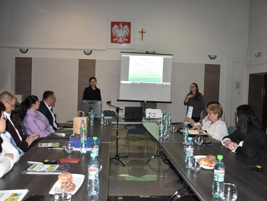 Zdjęcie przedstawia spotkanie z przedstawicielami Powiatowego Urzędu Pracy w Krasnymstawie, które odbyło się 12 lutego 2026r. w sali obrad Urzędu Gminy Fajsławice