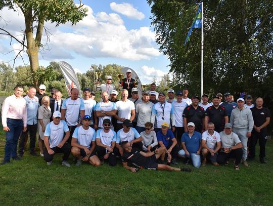 Zdjęcie przedstawia uczestników zawodów wędkarskiech - I Grand Prix Polski w Method Feeder, które odbyły się 23 sierpnia 2026r. na łowisku WFL Arena Fajsławice