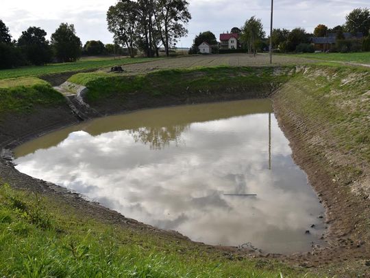 Zdjęcie przedstawia zbiornik retencyjny w Siedliskach Pierwszych