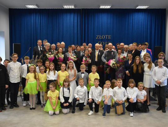 Zdjęcie przedstawia uczestników Jubileuszy Zotych i Diamentowych Godów, które odbyły się 10 listopada 2023r. w sali widowiskowej Gminnego Ośrodka Kultury w Fajsławicach