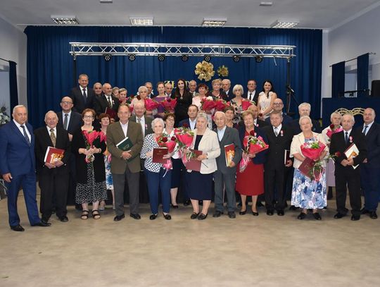 Zdjęcie przedstawia uczestników Uroczystosci Jubileuszy Złotych i Diamentowych Godów, które odbyły sie 24 września 2026r. w sali obradGminnego Ośrodka Kultury w Fajsławicach