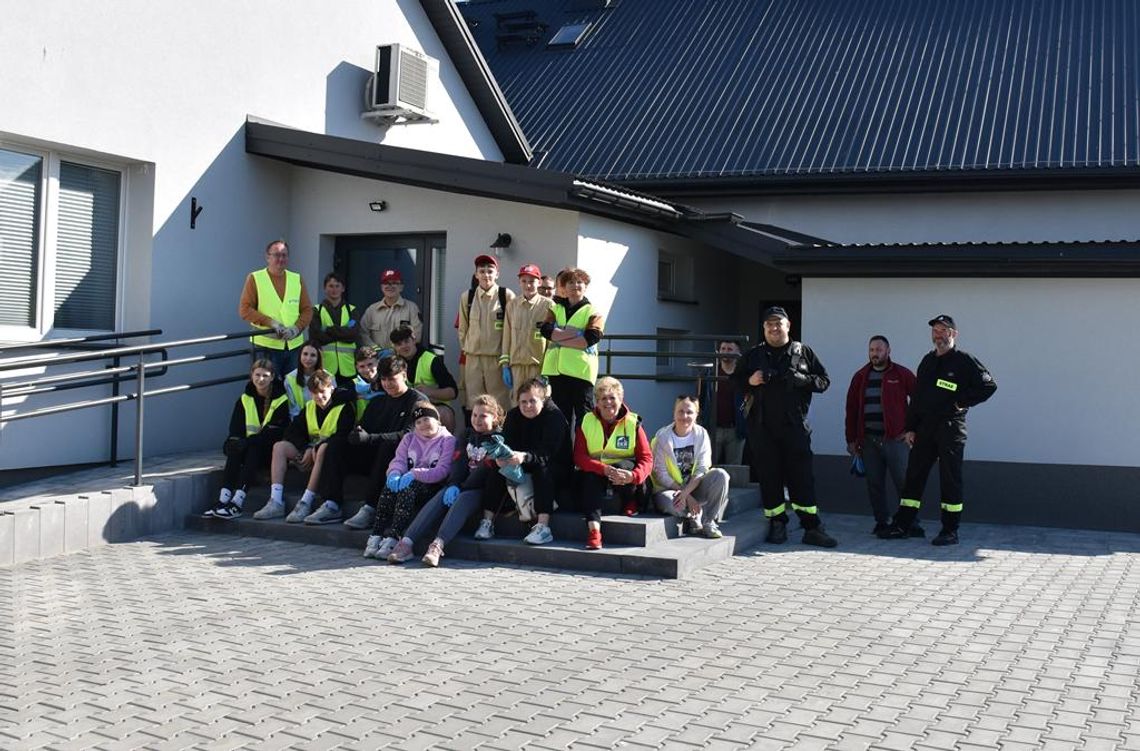 zdjęcie przedstawia uczestników akcji sprzątania wsi "Z czystej Woli", która odbyła się 18 kwietnia 2026r. w Woli Idzikowskiej