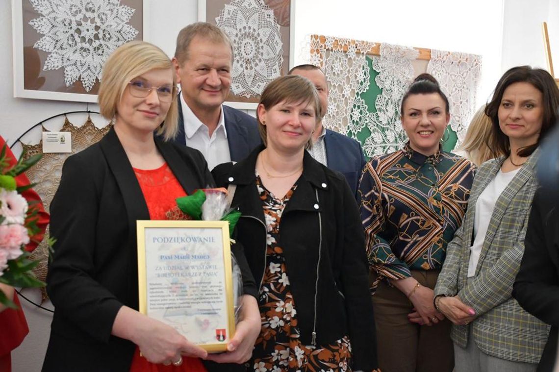 Zdjęcie przedstawia delegację Gminy Fajsławice podczas wystawy "Bibliotekarze z pasją", która odbyła się 23 kwietnia 2026r. w Powiatowej Bibliotece Publicznej w Krasnymstawie