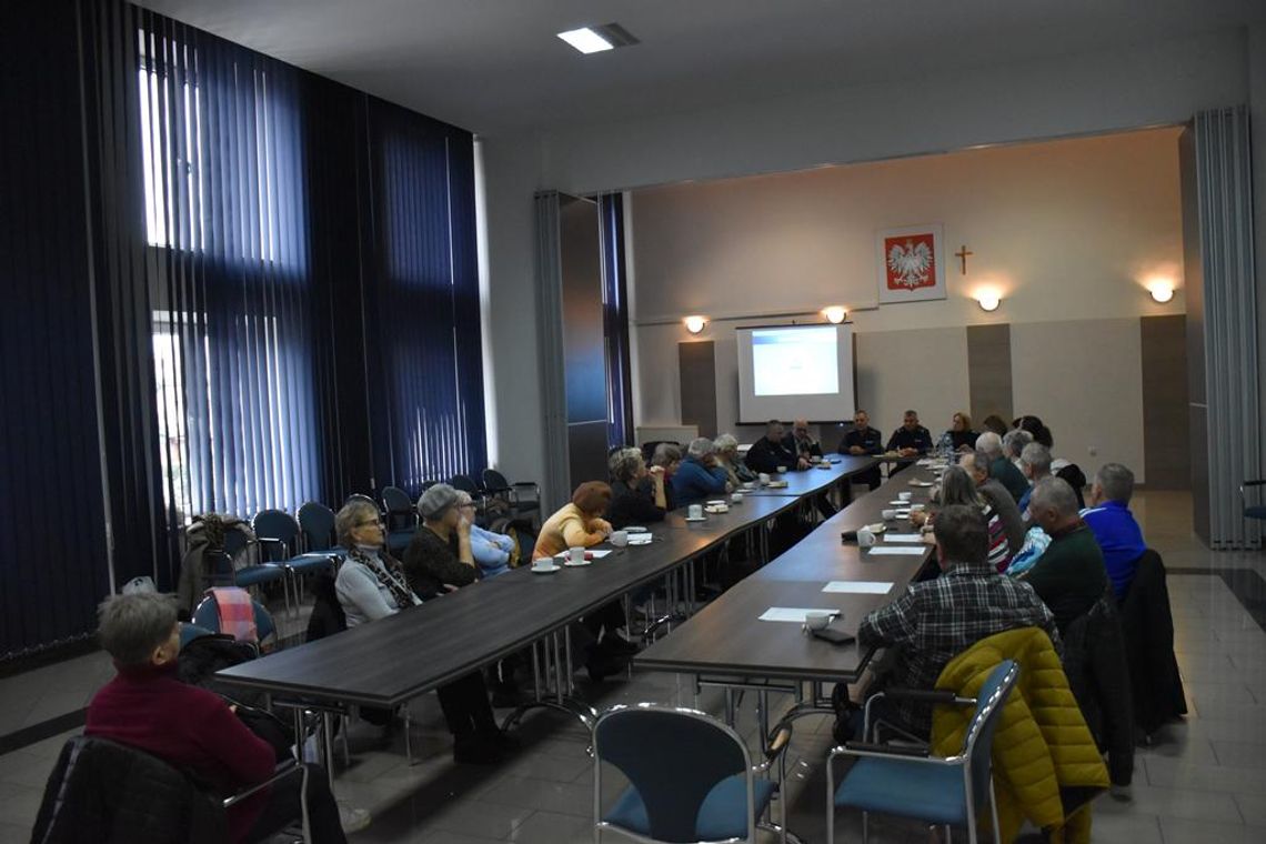 Zdjęcie przedstawia debatę społeczną o bezpieczeństwie, która odbyła się 27 listopada 2025r. w Urzędzie Gminy Fajsławice