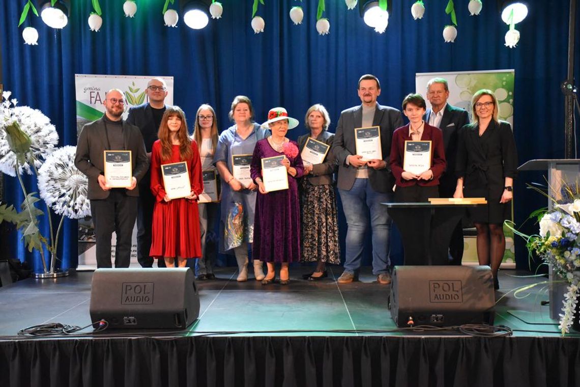 Diamenty Kultury Powiatu Krasnostawskiego Zdjęcie przedstawia uczestników eliminacji Powiatu Krasnostawskiego Konkursu Diamenty Kultury Województwa Lubelskiego, które odbyły się 21 marca 2026r. w sali widowiskowej Gminnego Ośrodka Kultury w Fajsławicach
