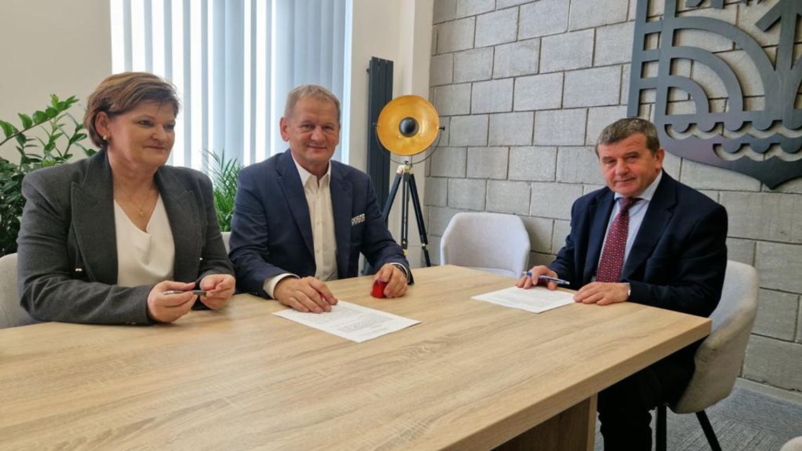 Zdjecie przedstawia podpisanie umowy przez Gminę Fajsławice na dofinansowanie termomodernizacji budynku OSP w Suchodołach, które odbyło się 6 października 2025r. w Wojewódzkim Funduszu Ochrony środowiska i Gospodarki Wodnej w Lublinie